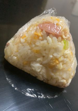 炒り卵とウインナーのおにぎり-レシピのメイン写真