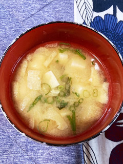 茅乃舎の出汁で★玉ねぎと豆腐の味噌汁-レシピのメイン写真