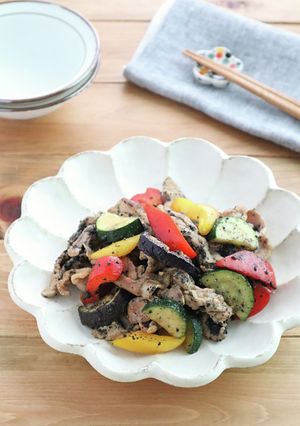 簡単!夏野菜と豚肉の黒ごま醤油ガーリック-レシピのメイン写真