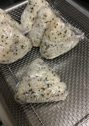 簡単　ふんわり三角おにぎり-レシピのメイン写真