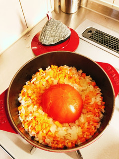 ツナ缶でトマト丸ごと炊き込みご飯-レシピのメイン写真