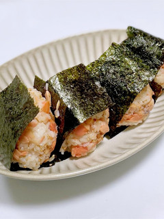 海苔香る鮭たっぷりのおにぎり-レシピのメイン写真