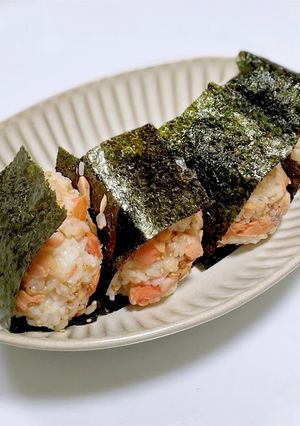 海苔香る鮭たっぷりのおにぎり-レシピのメイン写真