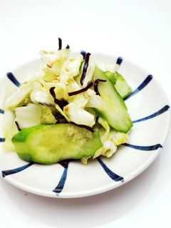 昆布茶&塩昆布で、キャベツと胡瓜の浅漬け-レシピのメイン写真