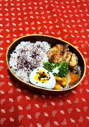 梅干し炊込みご飯と唐揚げ弁当-レシピのメイン写真