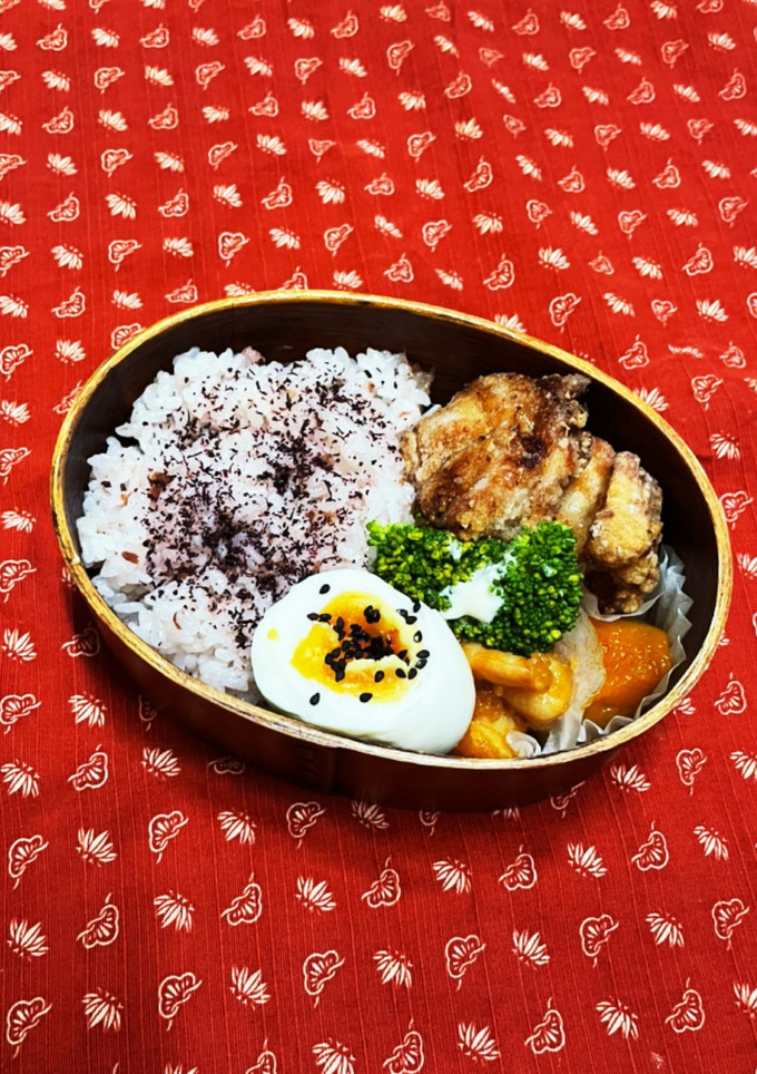 梅干し炊込みご飯と唐揚げ弁当-レシピのメイン写真