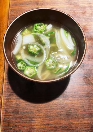 刻みオクラと玉葱の減塩味噌汁-レシピのメイン写真