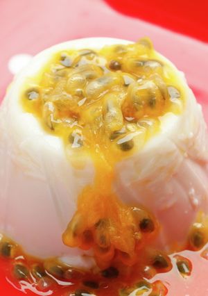 ココナツプリンのパッションフルーツソース-レシピのメイン写真