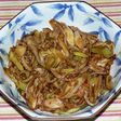 鶏皮と白ネギのピリ辛炒め