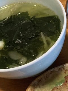 玉ねぎとワカメだけ!簡単鶏ガラスープ-レシピのメイン写真