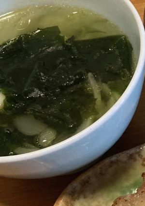 玉ねぎとワカメだけ！簡単鶏ガラスープ-レシピのメイン写真