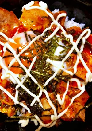 簡単に豚キムチ丼♪温泉卵をのせて-レシピのメイン写真