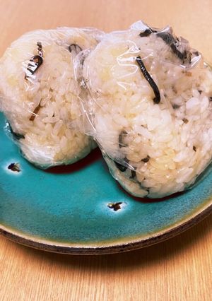 簡単!小腹に美味しい塩昆布おにぎり-レシピのメイン写真