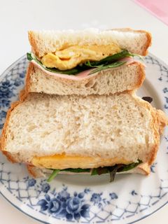 サラダとハムと卵焼きのサンドイッチ-レシピのメイン写真