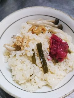 昆布出汁としめじ油揚げの炊き込みご飯-レシピのメイン写真