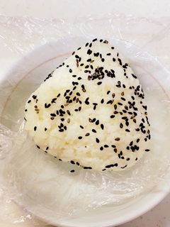 ラップを使って 焼きたらこおにぎり-レシピのメイン写真