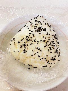 ラップを使って 焼きたらこおにぎり-レシピのメイン写真