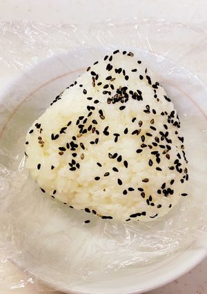 ラップを使って 焼きたらこおにぎり-レシピのメイン写真