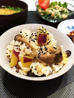 秋の味覚♪さつま芋とキノコの炊き込みご飯-レシピのメイン写真