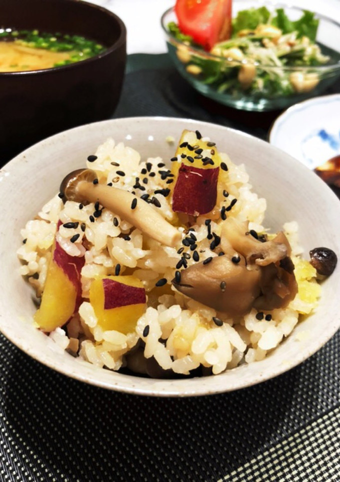 秋の味覚♪さつま芋とキノコの炊き込みご飯-レシピのメイン写真