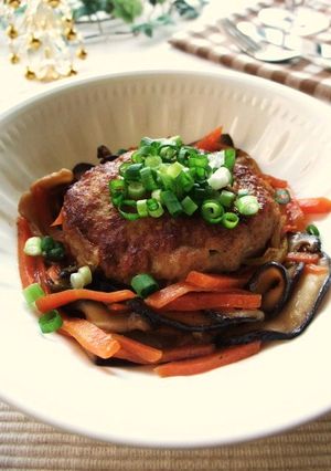 コンソメ風味☆きのこの煮込みハンバーグ-レシピのメイン写真
