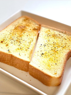 ズボラな私のカレーと黒胡椒のトースト-レシピのメイン写真