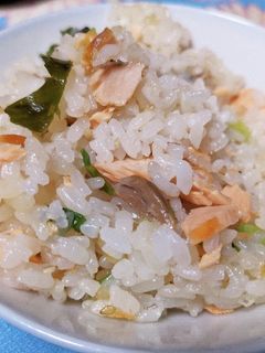 鮭ワカメご飯!炊いたご飯に混ぜるだけ!-レシピのメイン写真