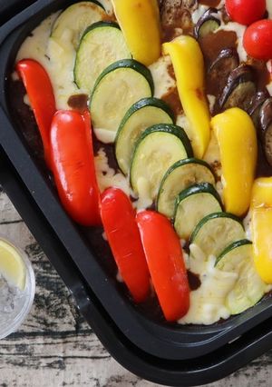 夏野菜のホットプレートで焼きチーズカレー-レシピのメイン写真
