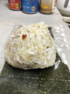しらすと梅干しおにぎり-レシピのメイン写真