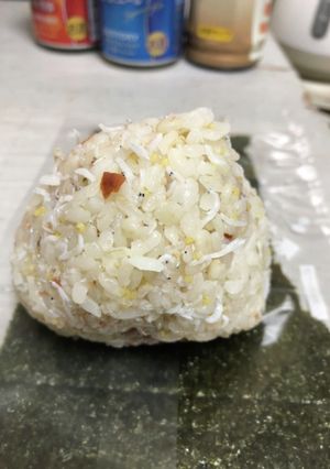 しらすと梅干しおにぎり-レシピのメイン写真