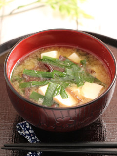 簡単!ニラと生きくらげのお味噌汁-レシピのメイン写真