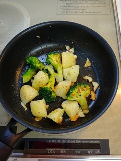 減塩 じゃが芋とブロッコリーにんにく炒め-レシピのメイン写真