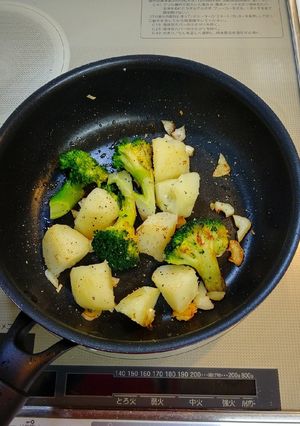 減塩 じゃが芋とブロッコリーにんにく炒め-レシピのメイン写真