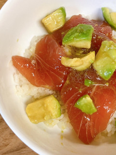 簡単で美味いアボカドマグロ漬け丼-レシピのメイン写真