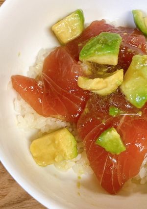 簡単で美味いアボカドマグロ漬け丼-レシピのメイン写真