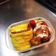 冷凍オムそばめしとチキンかつ弁当