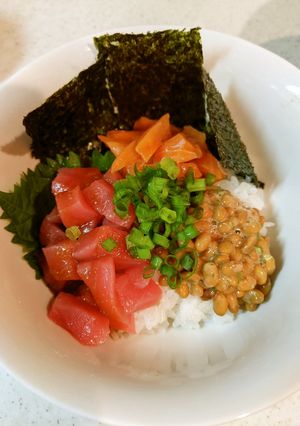 マグロ納豆サーモンの三色丼-レシピのメイン写真