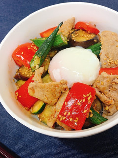 彩り夏野菜と豚肉のピリ辛スタミナ丼-レシピのメイン写真