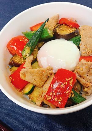 彩り夏野菜と豚肉のピリ辛スタミナ丼-レシピのメイン写真