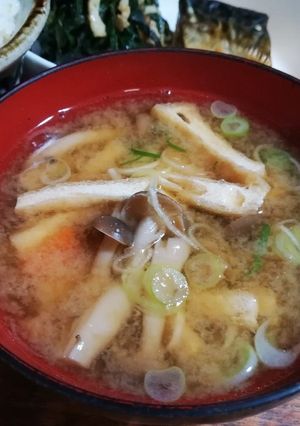 人参(/ω･＼)ﾁﾗｯと味噌汁。-レシピのメイン写真