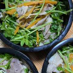 รูปของ 豚と豆苗の塩レモン丼