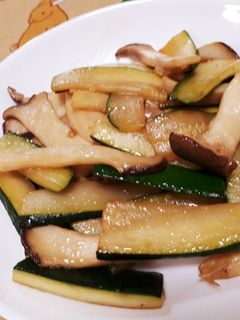 付け合わせに☆エリンギとズッキーニソテー-レシピのメイン写真