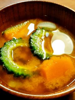 ゴーヤとかぼちゃと玉葱のお味噌汁-レシピのメイン写真