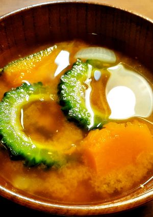 ゴーヤとかぼちゃと玉葱のお味噌汁-レシピのメイン写真