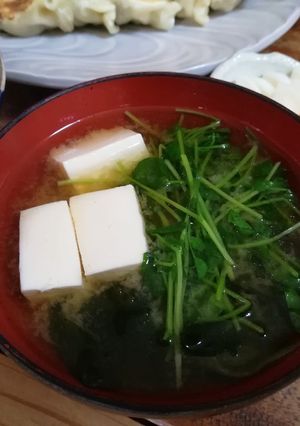 豆腐と豆苗とわかめの味噌汁！-レシピのメイン写真