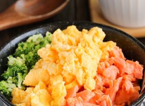 ふっくら鮭とふんわり卵の♡三色そぼろ丼-レシピのメイン写真