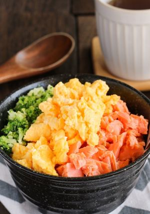 ふっくら鮭とふんわり卵の♡三色そぼろ丼-レシピのメイン写真
