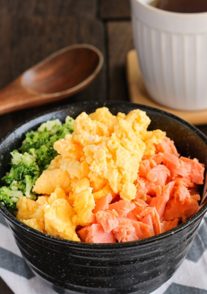ふっくら鮭とふんわり卵の♡三色そぼろ丼-レシピのメイン写真