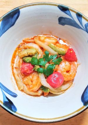エビとアボカドにトマトのピリ辛マヨ炒め-レシピのメイン写真
