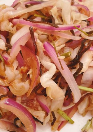 紫玉ねぎとキャベツの塩昆布炒め-レシピのメイン写真